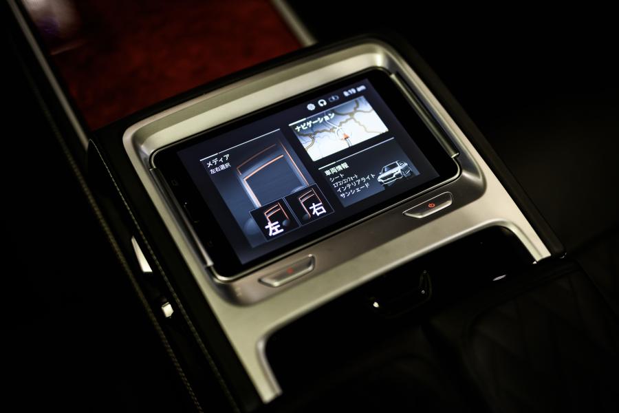 Детали интерьера Alpina B7 Bi-Turbo (G12) 2020 года  (JP) (фото 19 из 19)